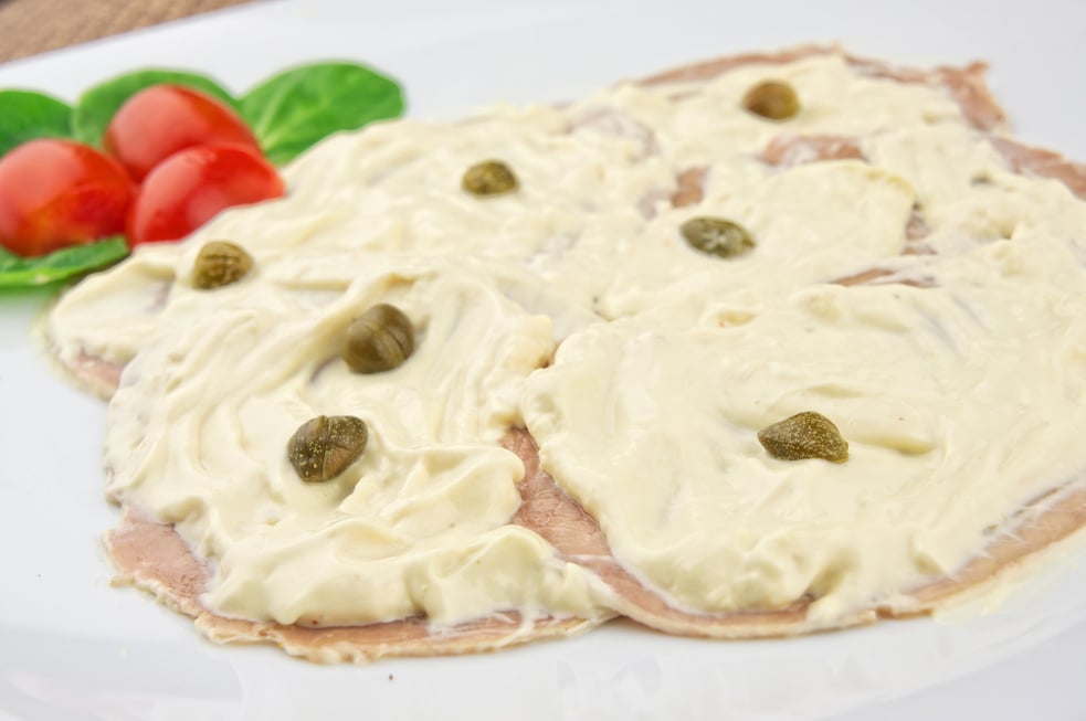 Slices of veal with tuna sauce and capers